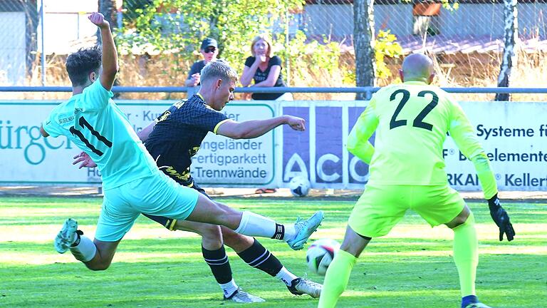 Die Spiele der Kreisliga Rhön       -  Einen Tick zu spät setzt Ben Beutert (links) zu seiner spektakulären Grätsche an, denn wenig später bejubelt Thulbas Linus Schießer den Führungstreffer seiner Elf im Spiel gegen die SG Oerlenbach/Ebenhausen um Keeper Sebastian Leidner.