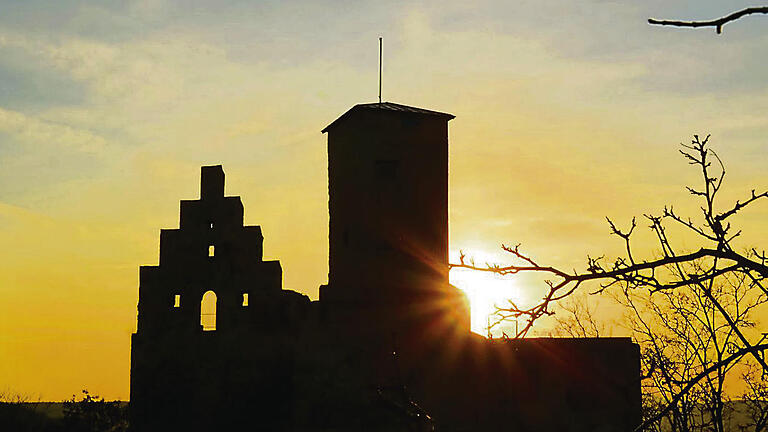 Silhouette der Geschichte: Auf der Trimburg bei Bad Kissingen soll der jüdische Minnesänger Süßkind gelebt haben. In der Ruine kann man sich in seine Zeit versetzen.