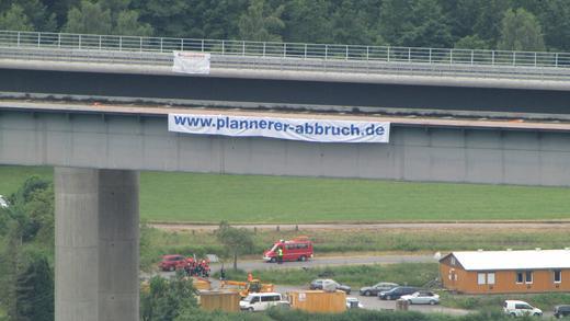 Vor dem großen Knall       -  Warten auf den großen Knall: auf den Wiesen links und rechts der alten Sinntalbrücke der Rhönautobahn A7 finden sich vor 10 Uhr nach und nach immer mehr Zuschauer ein.