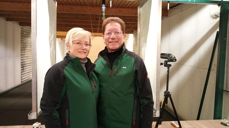 Wiltrud Ender und Rudolf Ender im Sportpistolen Schießstand.