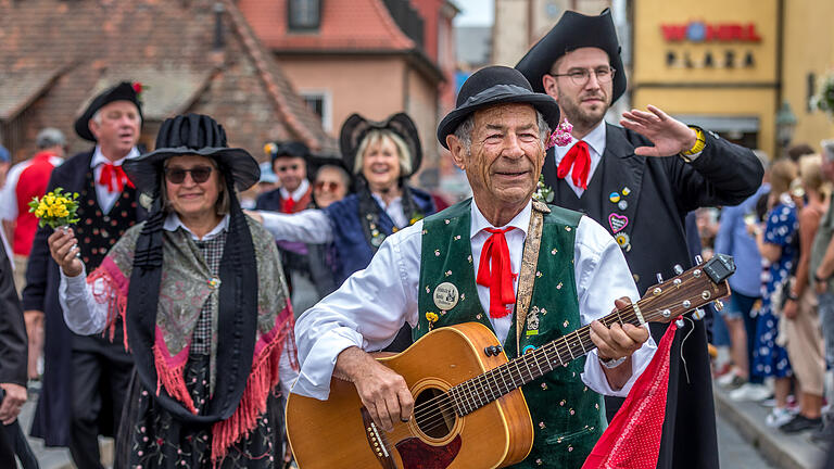 Festumzug Kiliani       -  Zahlreiche Trachtengruppen und Vereine ziehen am Samstag (01.07.21) im Rahmen des Kiliani-Umzugs durch die Innenstadt in Würzburg. Der Umzug ist fester Bestandteil des Kiliani-Volksfestes und findet traditionell am ersten Samstag des Festes statt.