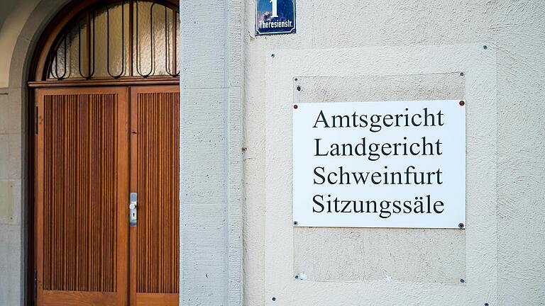 Ein dementer 88-Jähriger wollte vermutlich in einem Heim im Landkreis Schweinfurt eine Mitbewohnerin ersticken. Der Fall wird vor dem Landgericht Schweinfurt verhandelt.&nbsp;