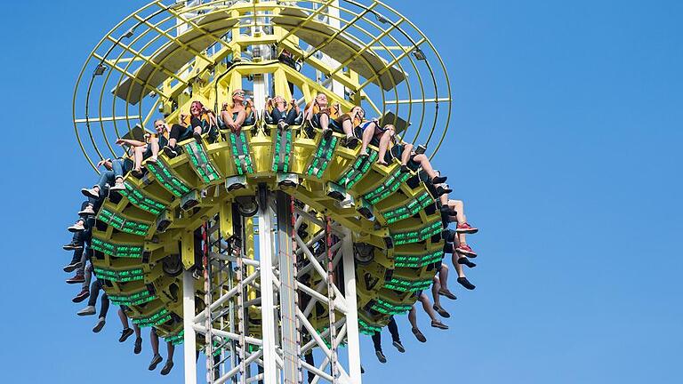 Sommer auf dem Kiliani       -  Sicher wieder eine Attraktion auf dem Festplatz: Der Freifallturm &bdquo;Skyfall&ldquo;.