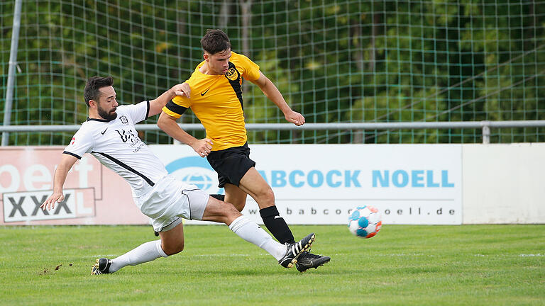 Eisingens Fabio Volderauer (rechts), hier in einem Bezirksliga-Spiel gegen den TSV Keilberg, traf gegen Schwarzach zum 3:2-Siegtreffer.