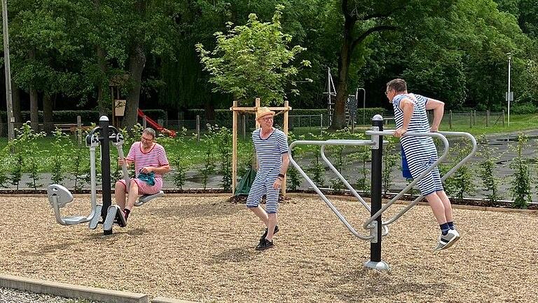 Erster Bürgermeister Harald Kopp, Tourismusreferent Harald Damm und Volker Schlegelmilch von der Tourist-Information der Stadt Marktbreit beim Ausprobieren der neuen Fitnessgeräte.
