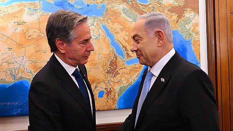 Nahostkonflikt - Blinken trifft Netanjahu - US-Außenminister Antony Blinken wollte sich zum Auftakt einer neuen Nahost-Reise in Israel mit Regierungschef Benjamin Netanjahu treffen. Bis Freitag wollte Blinken in weiteren Ländern der Region Gespräche zur Beendigung des Blutvergießens führen. Nahostkonflikt - Blinken trifft Netanjahu - US-Außenminister Antony Blinken wollte sich zum Auftakt einer neuen Nahost-Reise in Israel mit Regierungschef Benjamin Netanjahu treffen. Bis Freitag wollte Blinken in weiteren Ländern der Region Gespräche zur Beendigung des Blutvergießens führen.