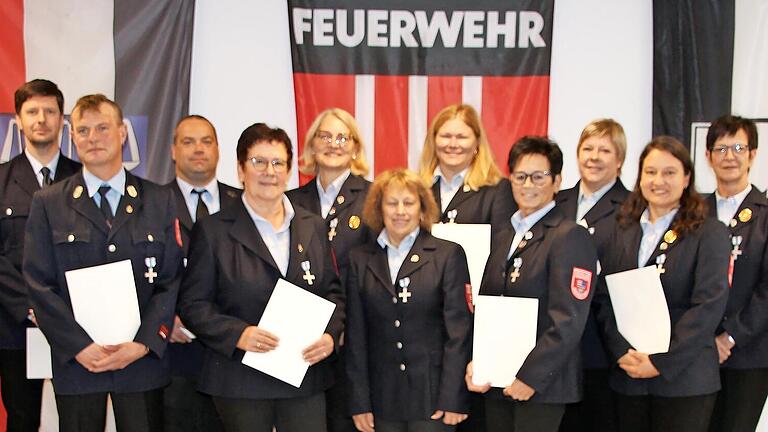 Für 25 Jahre Treue zur Feuerwehr dankten (v. l.) Bürgermeister Armin Warmuth und Kreisbrandmeister Elmar Eisenmann sowie (r.) Kreisbrandinspektor Thomas Eyrich den Frauen und Männern für ihr ehrenamtliches Engagement mit dem silbernen Feuerwehrkre...       -  Für 25 Jahre Treue zur Feuerwehr dankten (v. l.) Bürgermeister Armin Warmuth und Kreisbrandmeister Elmar Eisenmann sowie (r.) Kreisbrandinspektor Thomas Eyrich den Frauen und Männern für ihr ehrenamtliches Engagement mit dem silbernen Feuerwehrkreuz.