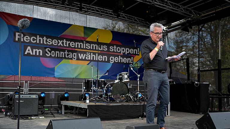 Jens-Christian Wagner spricht auf einer Demonstration       -  Der Leiter der Gedenkstätte Buchenwald, Jens-Christian Wagner, wird für sein Engagement gegen Rechtsextremismus ausgezeichnet. (Archivbild)