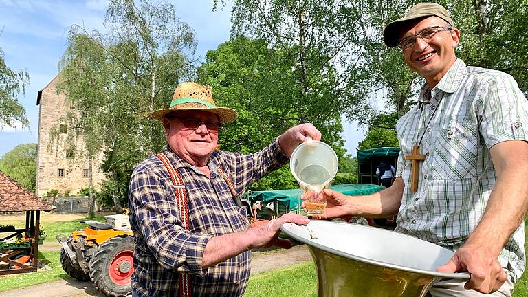 Der Ort, an dem der (Andreas) Barthel seinen Most holt: Brennhausen. Werner Fell (links) schenkt seit vielen Jahren Most an die Wallfahrer aus. Der Ort, an dem der (Andreas) Barthel seinen Most holt: Brennhausen. Werner Fell (links) schenkt seit vielen Jahren Most an die Wallfahrer aus.