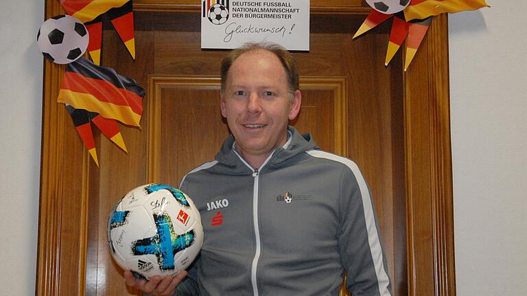 Kitzingens Oberbürgermeister Stefan Güntner wird demnächst als Fußballer in der Bürgermeister-Nationalmannschaft debütieren, um dann im Mai bei der Europameisterschaft in Leipzig aufzulaufen.