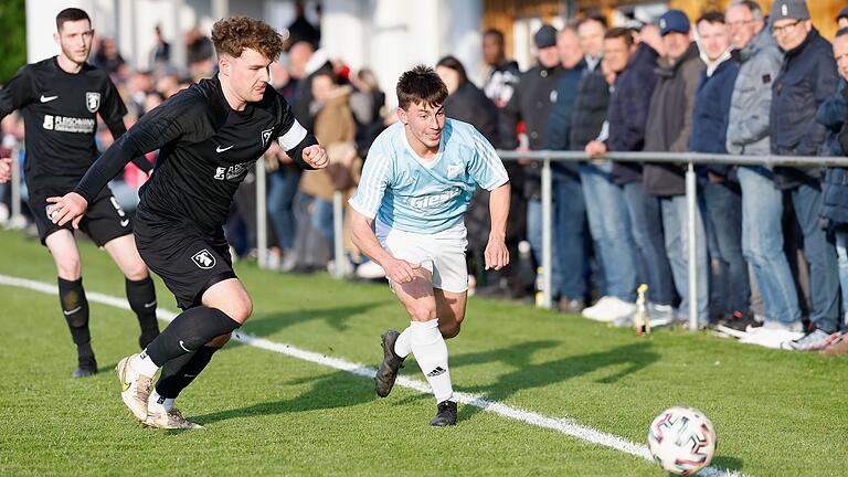 Max Endres (links) von der SpVgg Giebelstadt und Daniel Kechel (rechts) vom FC Hopferstadt kämpfen um den Ball.