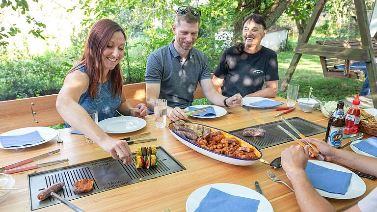 Wenn der Grill gleich in der Mitte des Tisches eingebaut ist: Das Startup 'Mein Grillevent' aus Knetzgau vermietet diese besonderen Tischgarnituren.