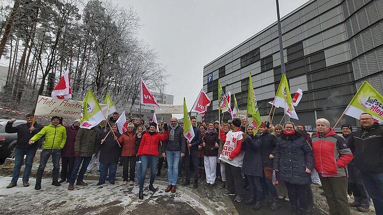 Mit einer Kundgebung unterstützen Mitarbeiter am Rhön-Klinikum Campus die Verhandlungen von verdi.