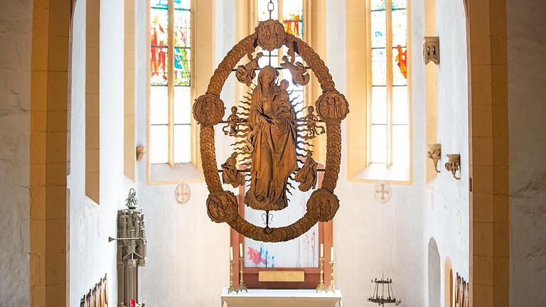 Heute hängt die Madonna im Rosenkranz im Bogen des Altarraums in der Kapelle ' Maria im Weingarten' – natürlich gut gesichert. Heute hängt die Madonna im Rosenkranz im Bogen des Altarraums in der Kapelle ' Maria im Weingarten' – natürlich gut gesichert.