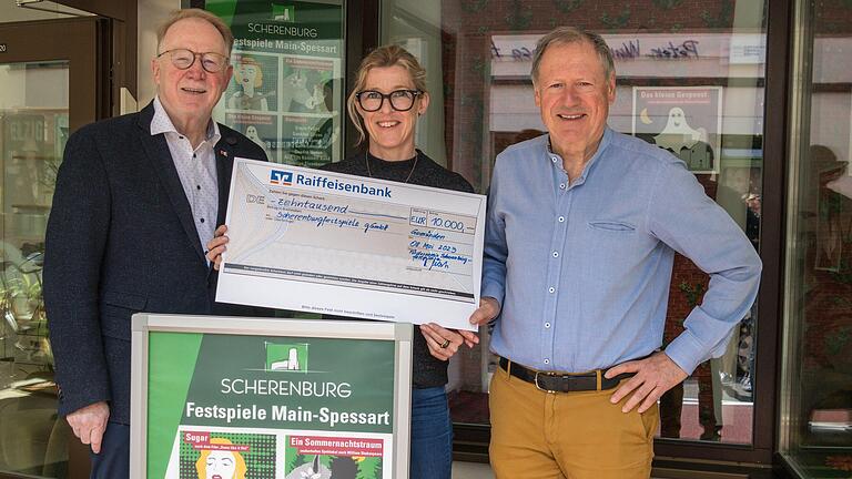 Aus den Sitzplatzpatenschaften der Besuchertribüne Scherenburgfestspiele Gemünden konnte der Förderverein 10.000 Euro erlösen. Vorsitzender Helmut Kraft (rechts) überreichte den Betrag symbolisch an Geschäftsführerin Bianca Ditterich und den Festspielsvereinsvorsitzenden Hans Michelbach. Aus den Sitzplatzpatenschaften der Besuchertribüne Scherenburgfestspiele Gemünden konnte der Förderverein 10.000 Euro erlösen. Vorsitzender Helmut Kraft (rechts) überreichte den Betrag symbolisch an Geschäftsführerin Bianca Ditterich und den Festspielsvereinsvorsitzenden Hans Michelbach.