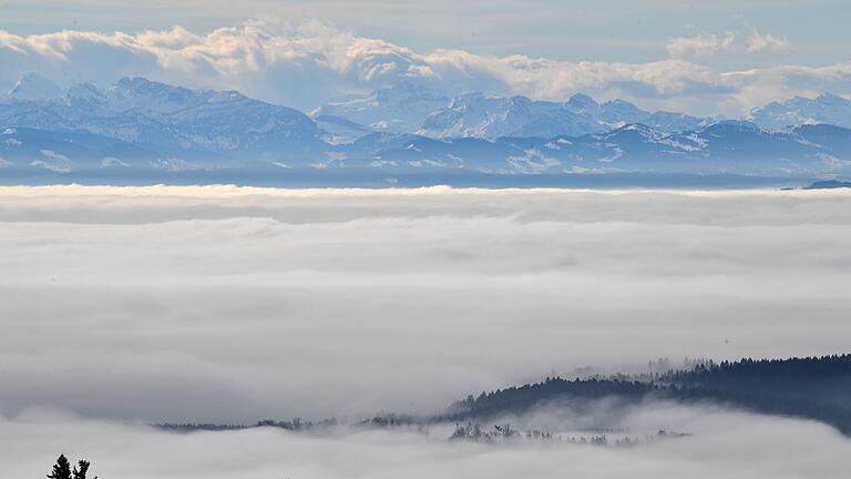 Nebel am Bodensee       -  Wer auf den Berg steigt, kann ein Nebelmeer unter sich erwarten. (Archivbild)