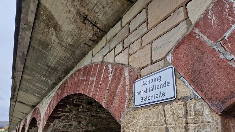 An der großen Saaleflutbrücke bei Großenbrach wird vor herabfallenden Betonteilen gewarnt.       -  An der großen Saaleflutbrücke bei Großenbrach wird vor herabfallenden Betonteilen gewarnt.