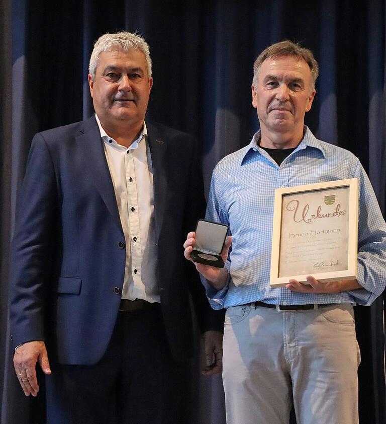 Bruno Hartmann (rechts) nahm aus den Händen von Bürgermeister Thomas Benkert die Ehrenmedaille mit dem Wappen der Gemeinde Erlabrunn samt Urkunde in Empfang. Bruno Hartmann (rechts) nahm aus den Händen von Bürgermeister Thomas Benkert die Ehrenmedaille mit dem Wappen der Gemeinde Erlabrunn samt Urkunde in Empfang.