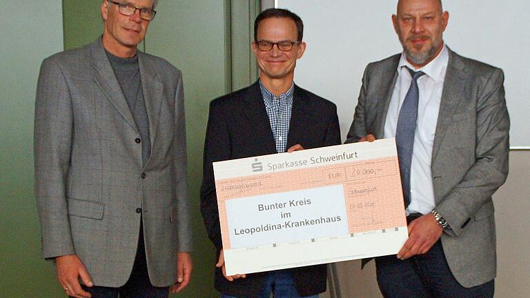 Eine Anschubfinanzierung in Höhe von 20 000 Euro für den &bdquo;Bunten Kreis&rdquo; überreichten Stefan Stapf (rechts) und Horst Masuch (links) vom Förderverein Leopoldina-Krankenhaus an Dr. Johannes Herrmann.