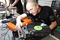 Voll konzentriert bei der Arbeit beim Reparaturcafé in Hofheim: Winfried Brehm untersucht einen Plattenspieler.