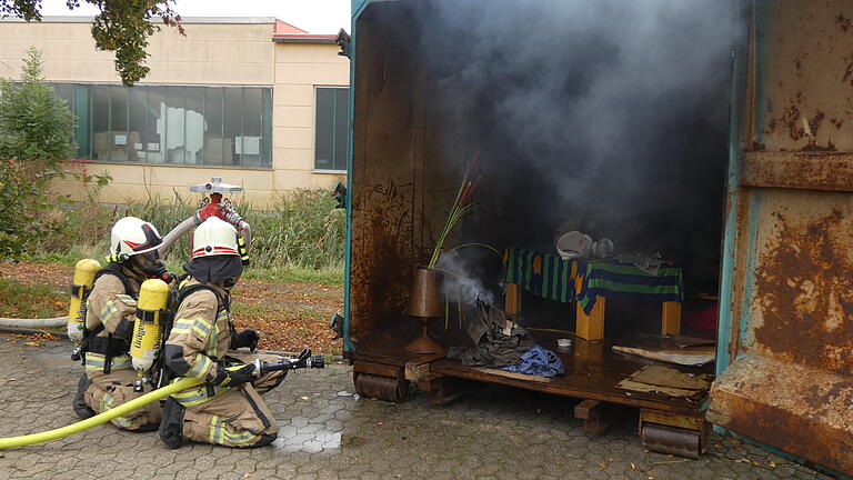 Beim Tag der offen Tür der Feuerwehr Zeil wurde das neue Mehrzweckfahrzeug gesegnet. Außerdem wurden verdiente Mitglieder geehrt. Neben einer Fahrzeugausstellung bestaunten die vielen Gäste die Vorführungen, die verdeutlichten, wie schnell sich ein Feuer in der Wohnung ausbreiten kann.