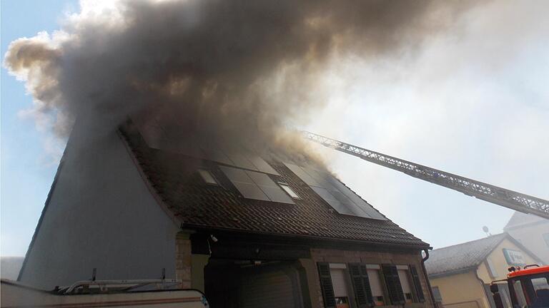 Die ganze Obere Neue Gasse in Etwashausen war am Samstagvormittag in Rauch gehüllt, der aus dem Dachgeschoss eines Wohnhauses quoll. Viele Feuerwehren waren im Einsatz.