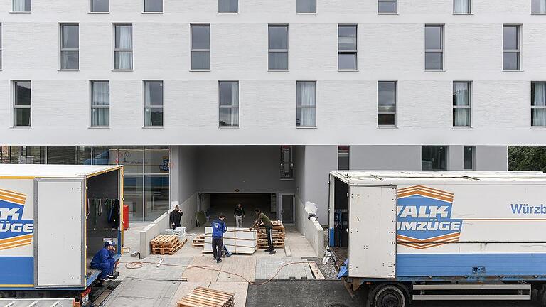 Zwischenlager Tiefgarage. Etwa 20 Arbeiter sind derzeit damit beschäftigt, die Zimmer einzurichten. Foto: Thomas Obermeier