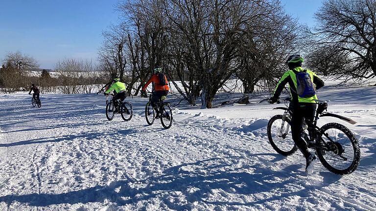 Alle mögliche Arten von Störungen bringen die Ranger im Naturschutzgebiet Schwarzes Moor derzeit an ihre Belastungsgrenzen. Diese Mountainbiker aus Mannheim erwiesen sich aber als verständig. Sie fuhren nicht mehr nach Komoot, sondern auf der Straße weiter.