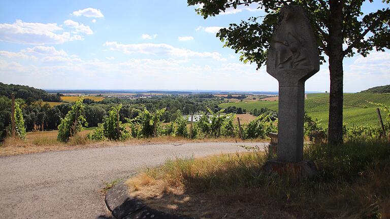 Der Panoramablick vom Wohnmobilstellplatz der Gemeinde Oberschwarzach.