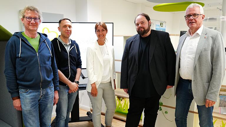 Das Team der Smart Green City Haßfurt (von links): Chief Technical Officer Diethard Sahlender, Markus Wagner, Marie Huwendiek, Chief Digital Officer Thorsten Kempf und Bürgermeister Günther Werner. Das Team der Smart Green City Haßfurt (von links): Chief Technical Officer Diethard Sahlender, Markus Wagner, Marie Huwendiek, Chief Digital Officer Thorsten Kempf und Bürgermeister Günther Werner.
