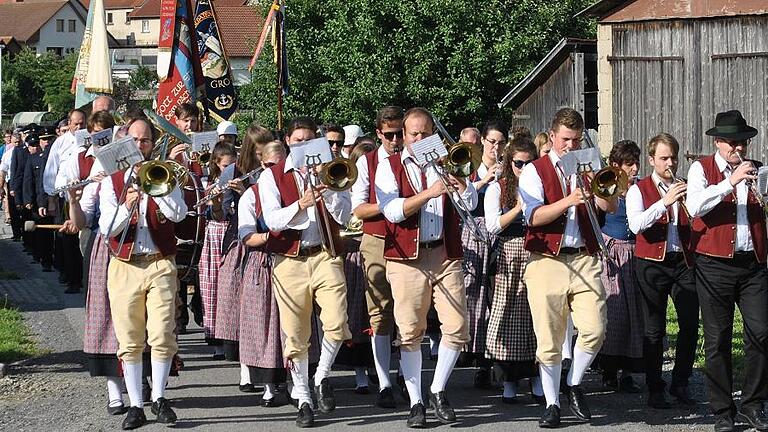 Angeführt von den Großbardorfer Musikanten und begleitet von Fahnenabordnungen bewegte sich eine Kirchenparade zum Feuerwehrhaus. Angeführt von den Großbardorfer Musikanten und begleitet von Fahnenabordnungen bewegte sich eine Kirchenparade zum Feuerwehrhaus.