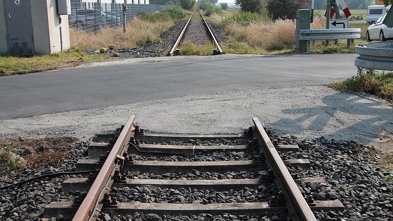 Am Bahnübergang Schwebheimer Straße in Gochsheim sind die alten Gleise der Steigerwaldbahn schon lange abgebaut. In Gochsheim gibt es auch eine Bürgerinitiative gegen die Reaktivierung. Am Bahnübergang Schwebheimer Straße in Gochsheim sind die alten Gleise der Steigerwaldbahn schon lange abgebaut. In Gochsheim gibt es auch eine Bürgerinitiative gegen die Reaktivierung.