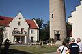 Der Jahrhunderte alte restaurierte Bergfried und das neu erbaute Wohnhaus stehen in Büchold nebeneinander.       -  Der Jahrhunderte alte restaurierte Bergfried und das neu erbaute Wohnhaus stehen in Büchold nebeneinander.