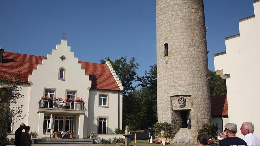 Der Jahrhunderte alte restaurierte Bergfried und das neu erbaute Wohnhaus stehen in Büchold nebeneinander.       -  Der Jahrhunderte alte restaurierte Bergfried und das neu erbaute Wohnhaus stehen in Büchold nebeneinander.