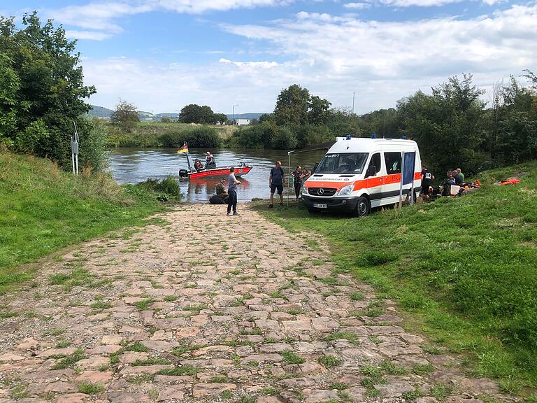 Die Wasserwacht warnt vor Lebensgefahr bei Flussfahrten und Sturzflutereignissen, wenn die Wasserströmung unkontrollierbar wird