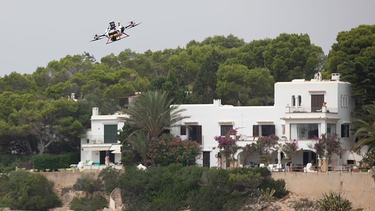 Sicherheitsdrohne auf Mallorca - In Valencia werden diese Drohnen seit Jahren erfolgreich eingesetzt. (Foto Produktion) Sicherheitsdrohne auf Mallorca - In Valencia werden diese Drohnen seit Jahren erfolgreich eingesetzt. (Foto Produktion)