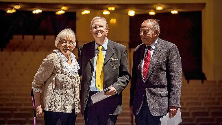 Seit 50 Jahren sind Elisabeth Haas und Rolf Kuffer (rechts) bei der Harmonie.