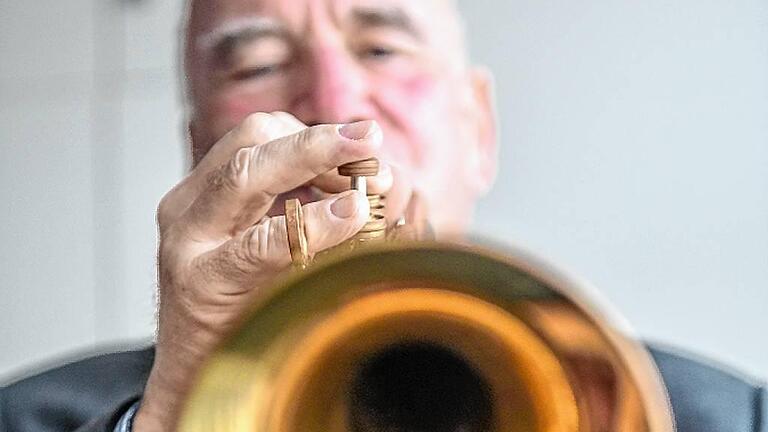 Peter Winter und seine Trompete: „Ein Führungsinstrument“. Peter Winter und seine Trompete: „Ein Führungsinstrument“.