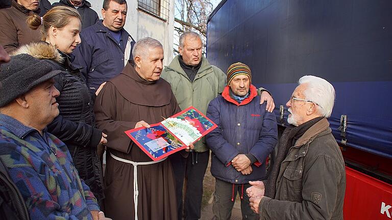 Spendenübergabe durch Hans-Jürgen Runge (rechts) in Vukovar.