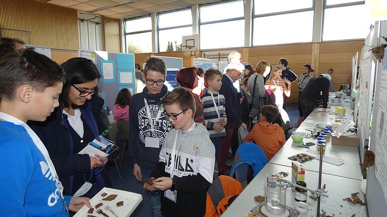 Auf großes Interesse stießen die Messestände der jungen Forscher in der Turnhalle.