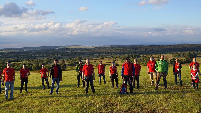 Rund 20 Mitarbeiter der Sparkasse Bad Neustadt beteiligten sich am Mähen der Lupinen in der Hochrhön unter Anleitung von Torsten Kirchner (Naturschutzgebiet-Betreuer von der Wildland-Stiftung Bayern). Rund 20 Mitarbeiter der Sparkasse Bad Neustadt beteiligten sich am Mähen der Lupinen in der Hochrhön unter Anleitung von Torsten Kirchner (Naturschutzgebiet-Betreuer von der Wildland-Stiftung Bayern). 