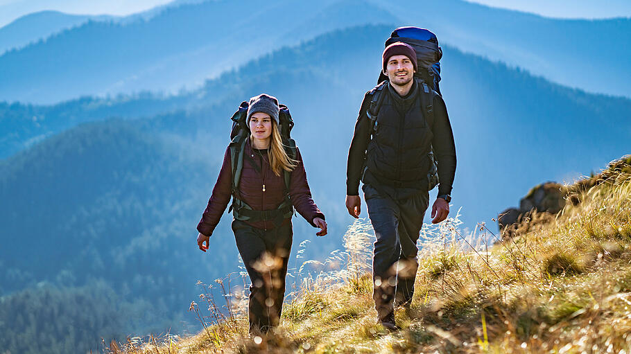 Flitterwochen in Deutschland       -  Naturverbundene Paare werden beim Wandern im Zittauer Gebirge auf ihre Kosten kommen (Symbolbild).