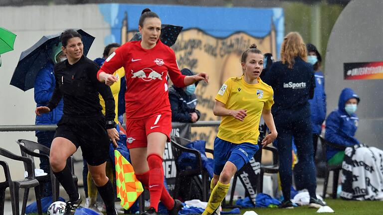 Zum Landkreis-Treffen der besonderen Art kam es im  Zweitliga-Duell zwischen Annika Graser (rechts) vom FC Carl Zeiss Jena und Madlen Frank von RB Leipzig. Foto: Karim El Boujdaini       -  Zum Landkreis-Treffen der besonderen Art kam es im  Zweitliga-Duell zwischen Annika Graser (rechts) vom FC Carl Zeiss Jena und Madlen Frank von RB Leipzig. Foto: Karim El Boujdaini