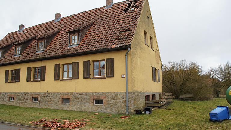 Im Mellrichstädter Stadtteil Roßrieht hat Sturm 'Ylenia' am Mittwochabend für Schäden gesorgt. An einem Haus wurden Ziegel von einem Dach geweht. Die Feuerwehr sicherte das Gebäude ab.