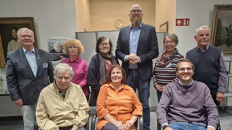 Gruppenfoto nach den Neuwahlen beim VdK-Ortsverband Veitshöchheim (von links) vorne Sighart Stöhr (Beisitzer), Sibylle Brandt (1. Vorsitzende),  Kai Kellershohn (VdK-Kreisgeschäftsführer), hinten Bernd Welti (bisheriger 1. Vorsitzender), Sabine Wirth (Beisitzerin), Gertraud Azar (Frauenbeauftragte), 3. Bürgermeister Steffen Mucha, Manuela Scholz (Beisitzerin) und Walter Raab (Beisitzer).