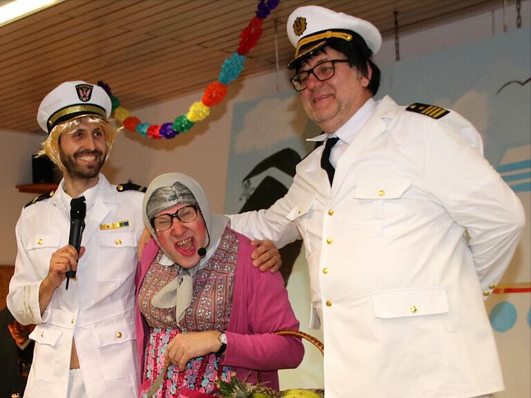 Marktbäuerin Olga (Otmar Schraud) sorgte für frisches Obst auf dem Traumschiff und viele Lacher im Publikum. Marktbäuerin Olga (Otmar Schraud) sorgte für frisches Obst auf dem Traumschiff und viele Lacher im Publikum.