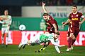 SpVgg Greuther Fürth - Jahn Regensburg       -  Umkämpft ging es zu im Ronhof, hier zwischen Fürths Jannik Mause (unten) und dem Regensburger Rasim Bulic.