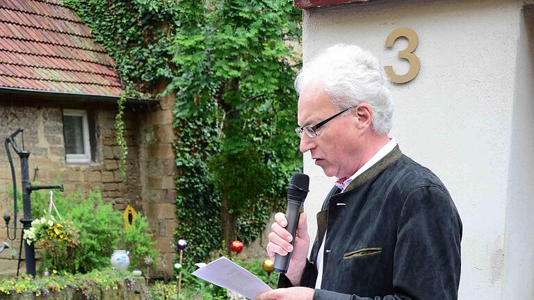 Stolpersteinverlegung       -  Bürgermeister Herbert Fröhlich konnte zur zweiten Stolpersteinverlegung in Frankenwinheim zwei neunte Klassen vom Gymnasium in Gerolzhofen mit den beiden Lehrerinnen Teresa Theisen und Carina Pabst, viele Dorfbewohner, Gäste und den Aktionskünstler Gunter Demnig begrüßen.