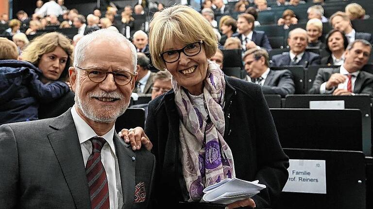 Abschied: Prof. Christoph Reiners, Ärztlicher Direktor der Uniklinik, vor Beginn der Feierstunde mit Ehefrau Regine. Ihr dankte er für den Rückhalt und die vielen Stunden, die er nicht zuhause bei der Familie verbringen konnte.