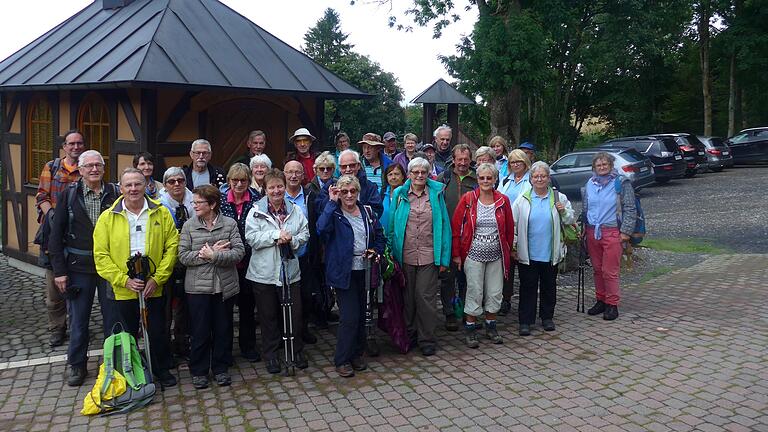 Die Naturfreunde bei der Kapelle vor dem Thüringer Rhönhaus.